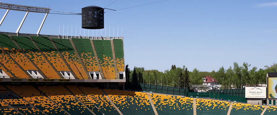 Kosz wypełniony głośnikami zawisł nad stadionem w Kanadzie