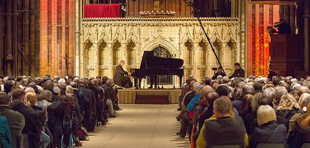 Wirtuoz rockowych klawiszy Rick Wakeman używa statywów Gravity