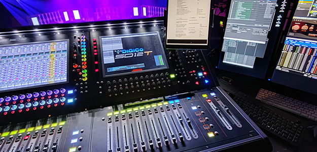 Jaka jest różnica w oprogramowaniu konsolet dla teatru (DiGiCo SD12T)