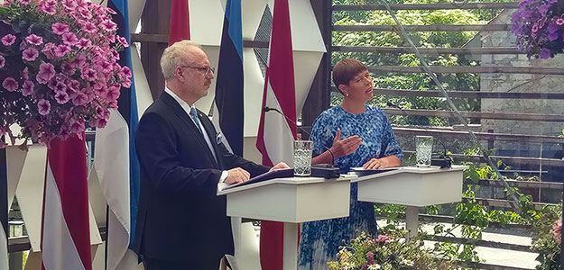 Konferencja prasowa Baltic Summit z mikrofonami konferencyjnymi MIPRO